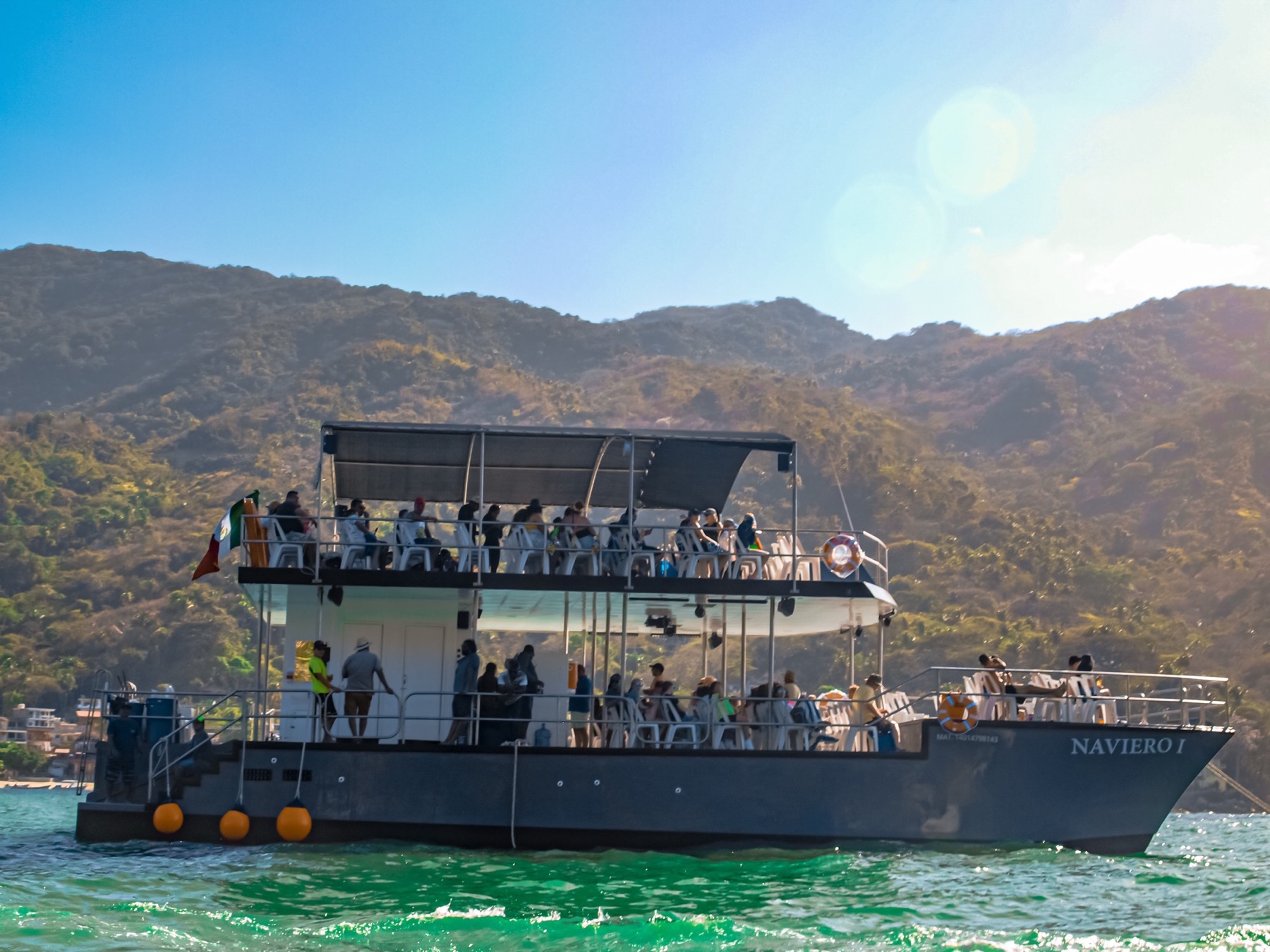 Catamarán de Grupo Naviero de la Bahía durante una salida en Puerto Vallarta